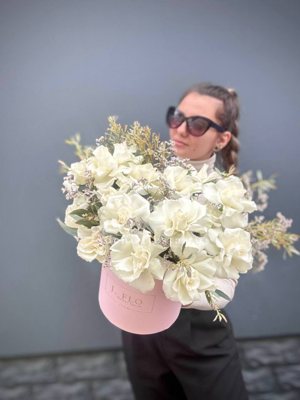 17 Французских белых роз в коробке Афина в Москве