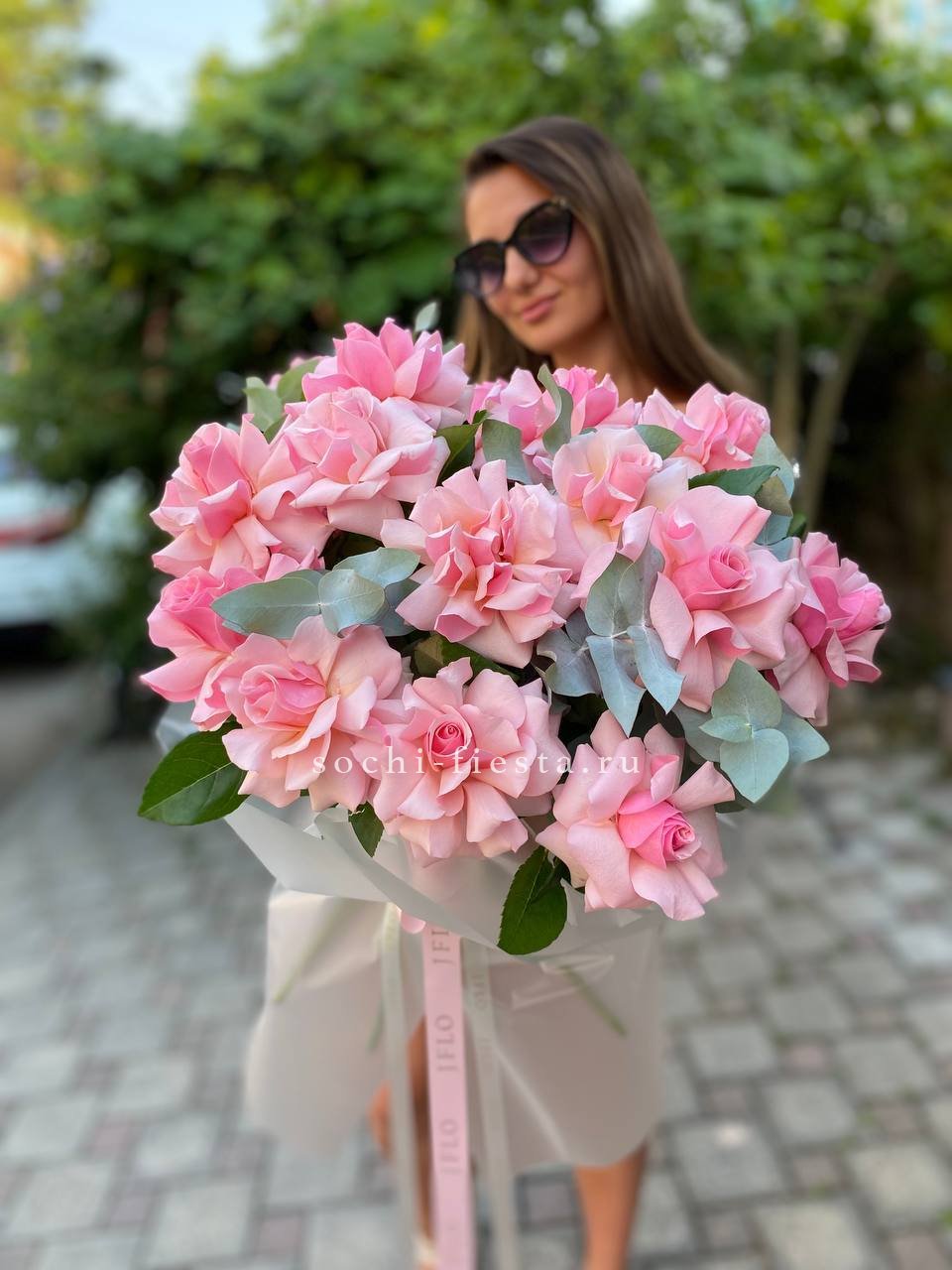 17 Розовых  французских роз в Москве