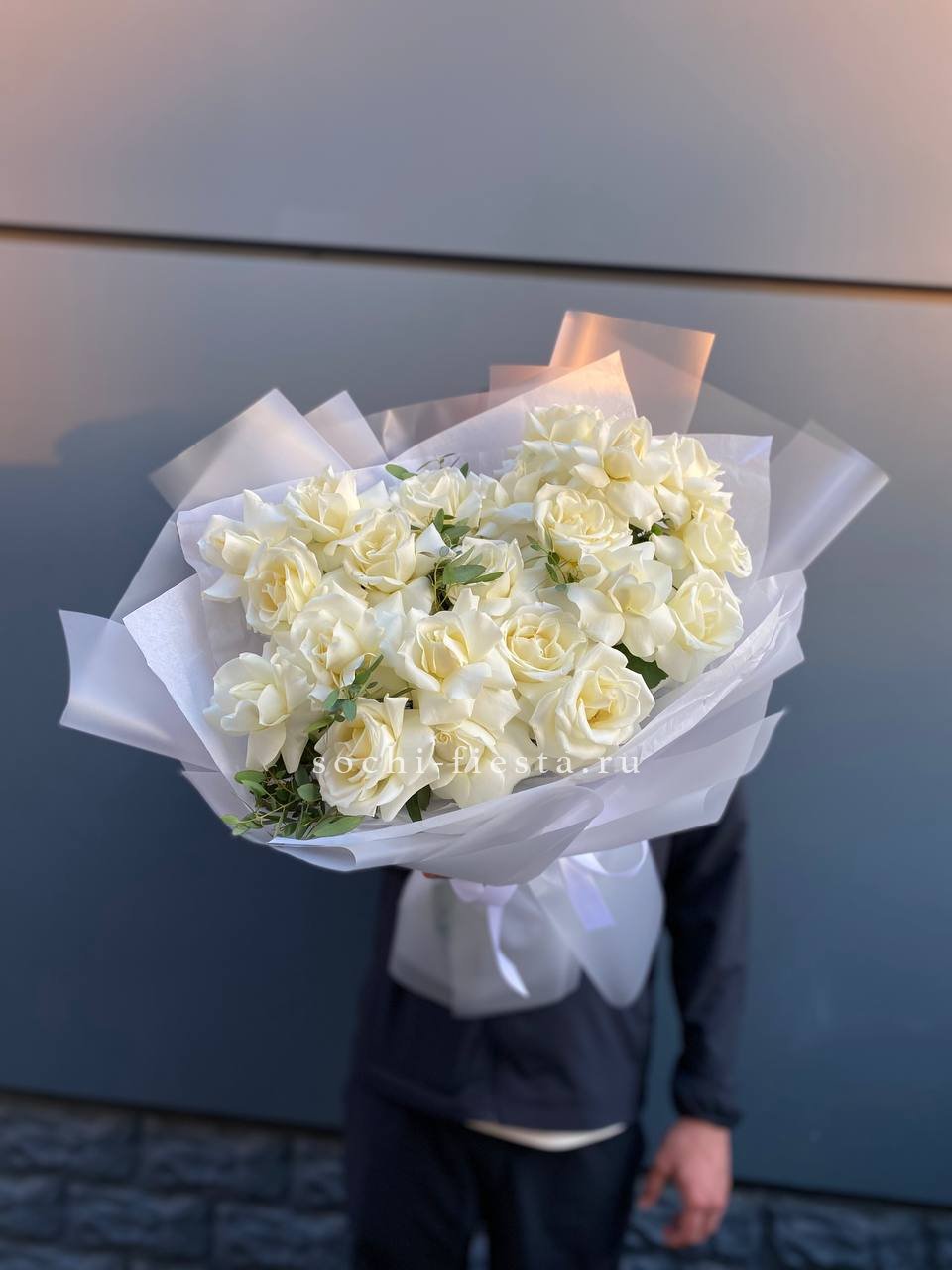 Пышный букет из белых роз в Москве
