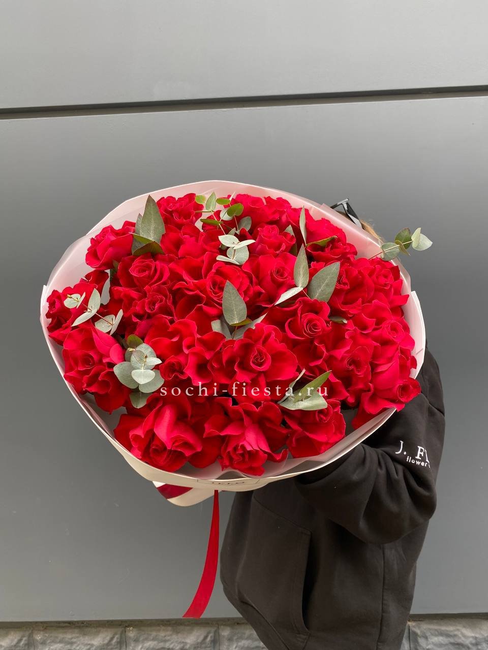 23 Красных французских роз в Москве