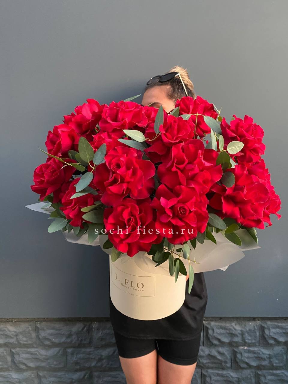 25 Французских красных роз в коробке с доставкой в Москве