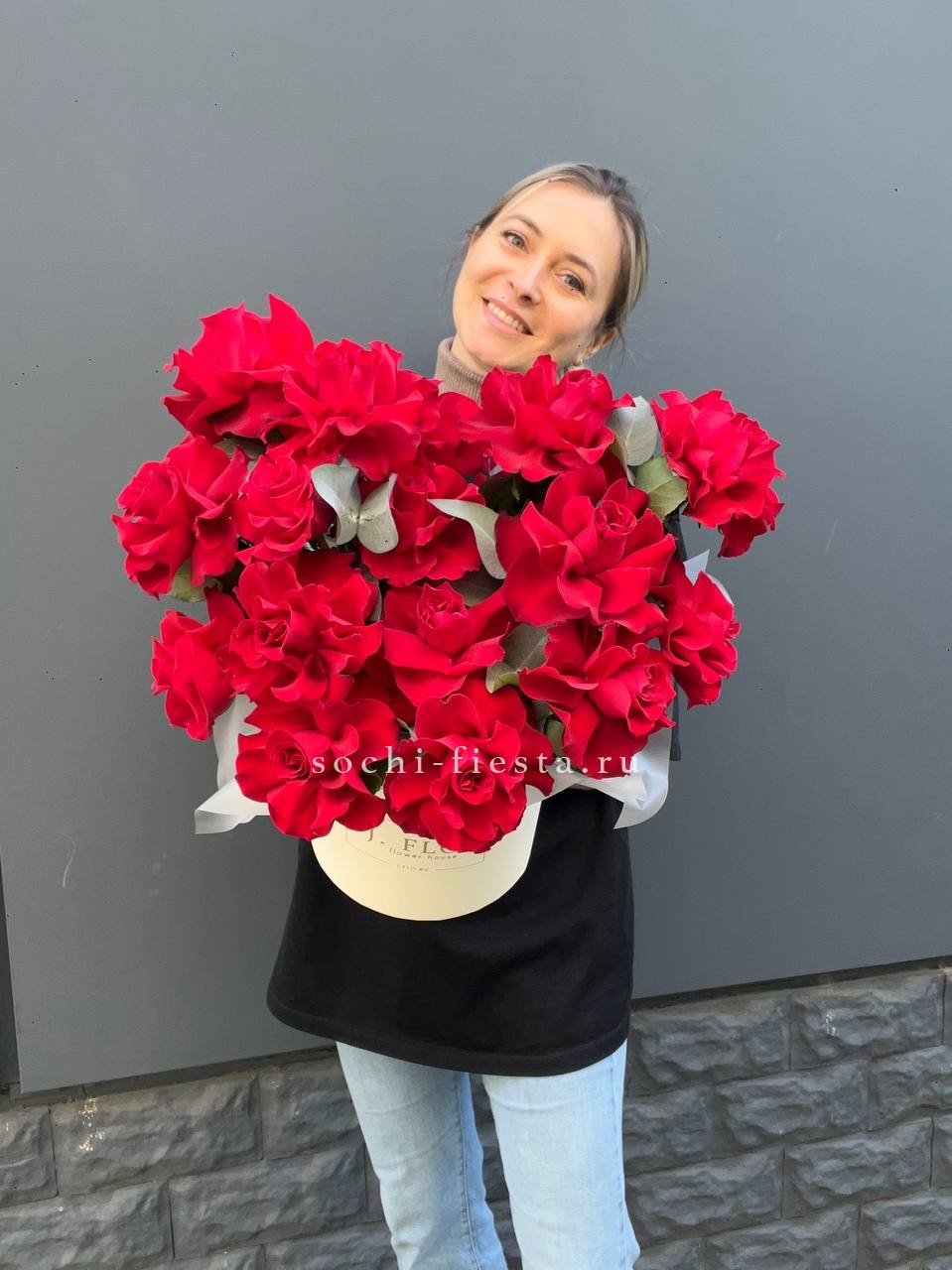 17 Французских роз в боксе в Москве