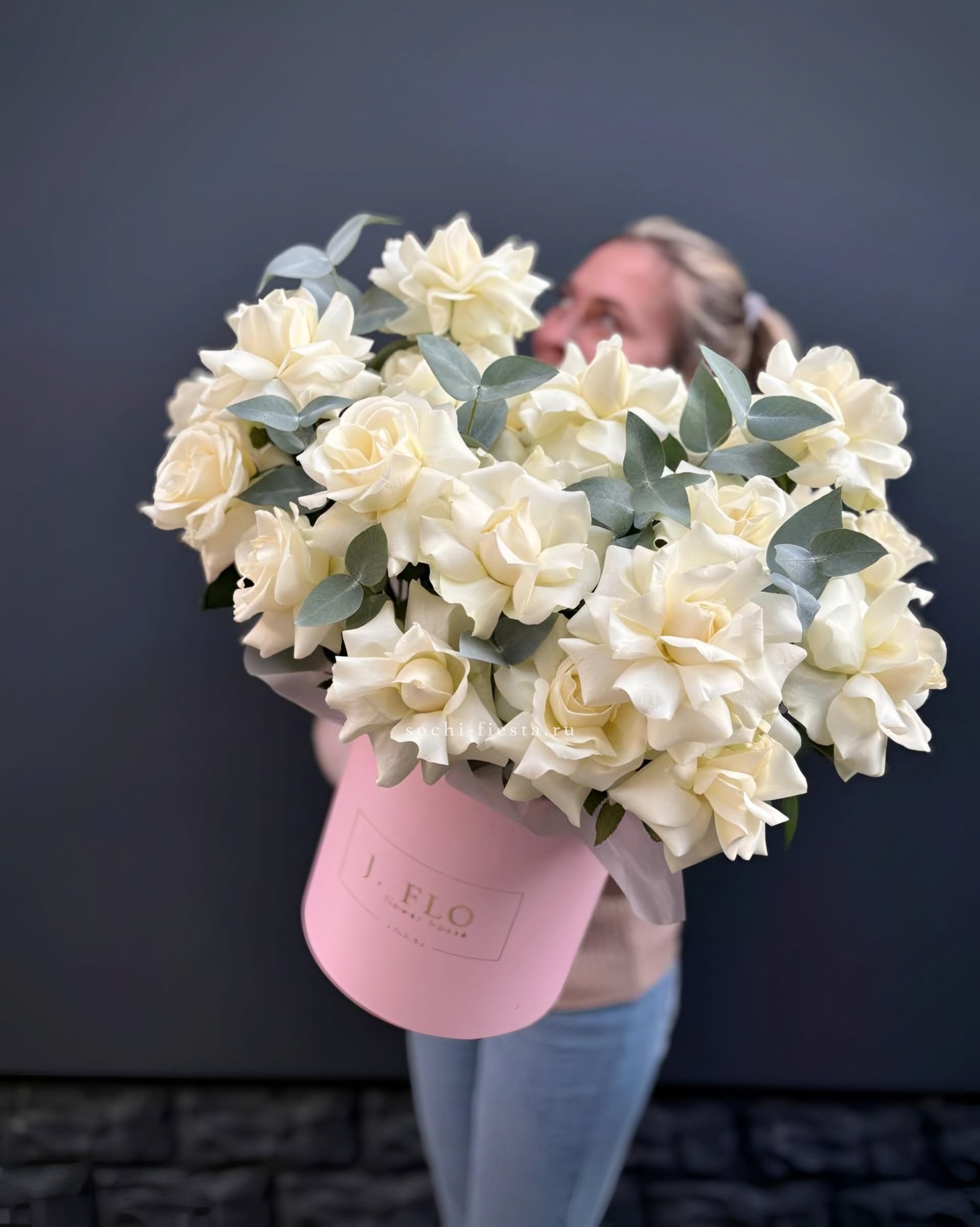 25 Французских белых роз в боксе в Москве