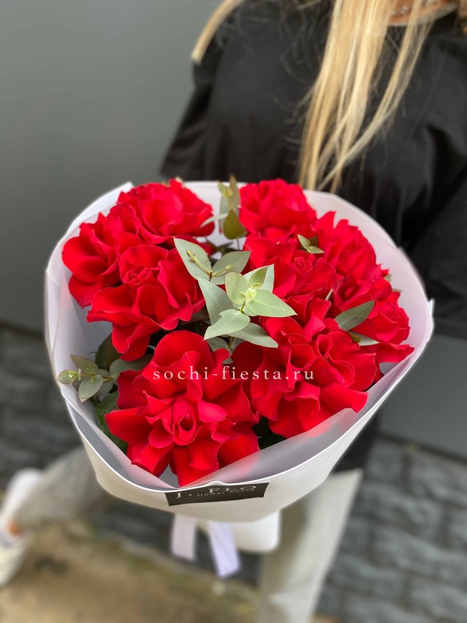 9 Красных французских роз с доставкой в Москве