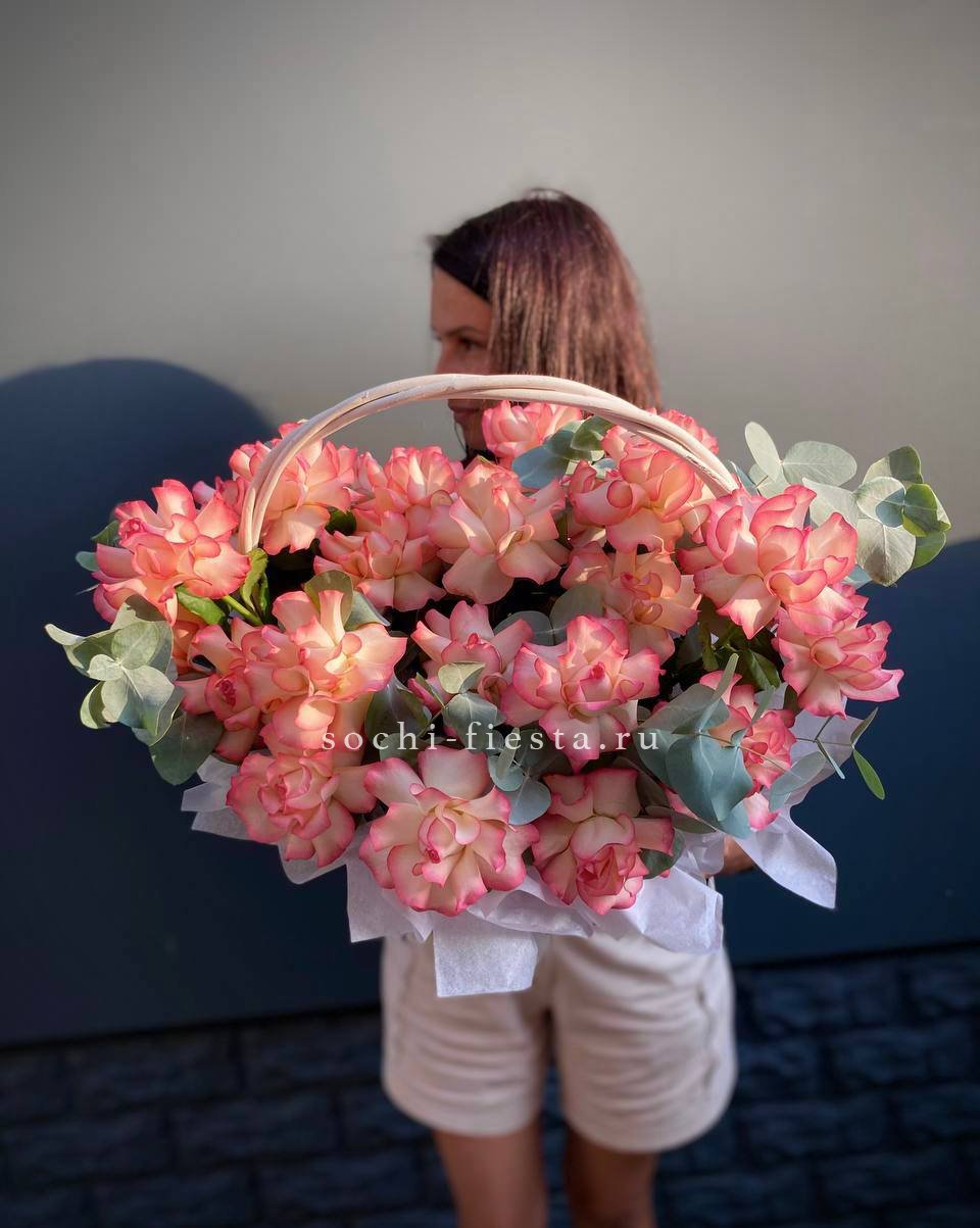 25 Французских роз Джумилия в корзине с доставкой в Москве