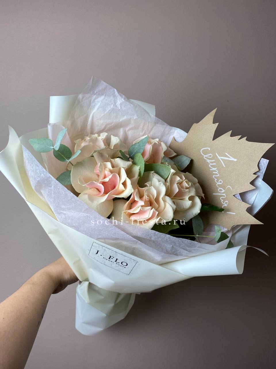 Букет кремовых роз к дню знаний в Москве