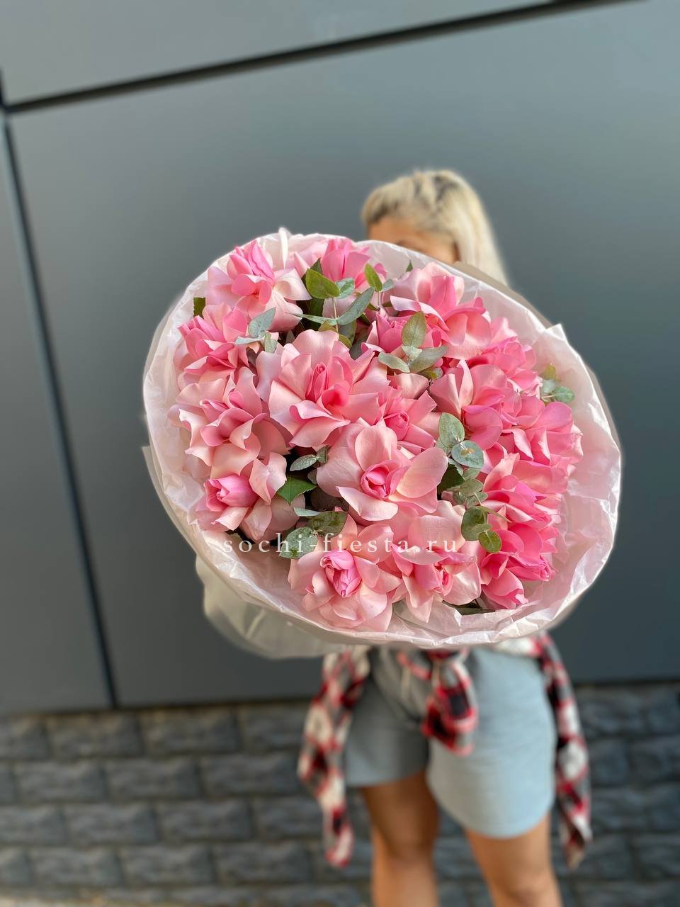 17 розовых роз в Москве