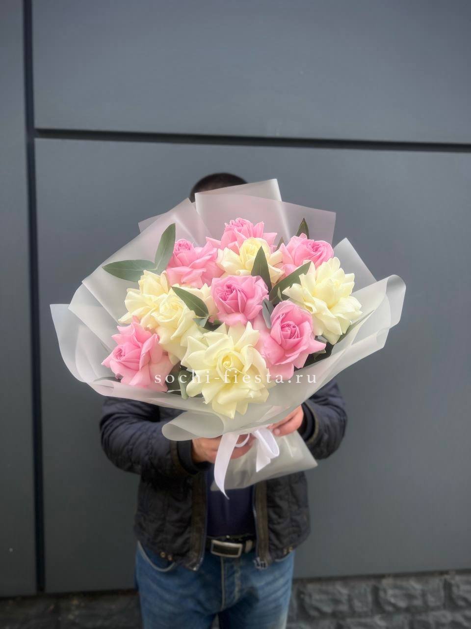 11 бело-розовых роз в Москве