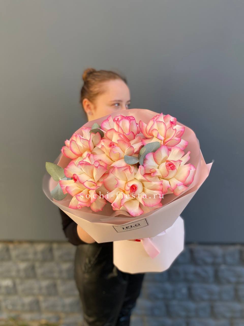 7 французских роз Джумилия с доставкой в Москве