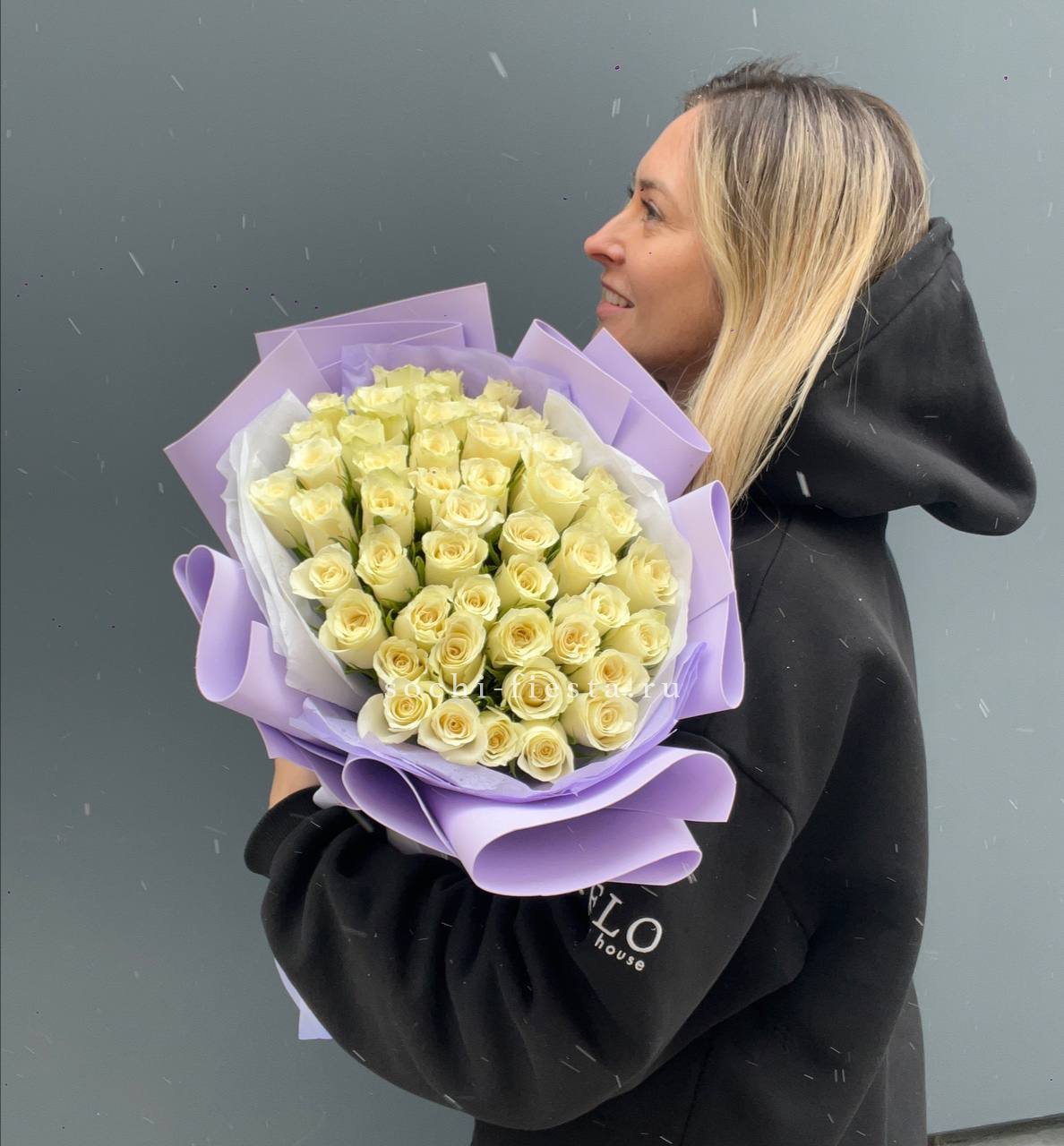 51 белая кенийская роза в оформлении в Москве