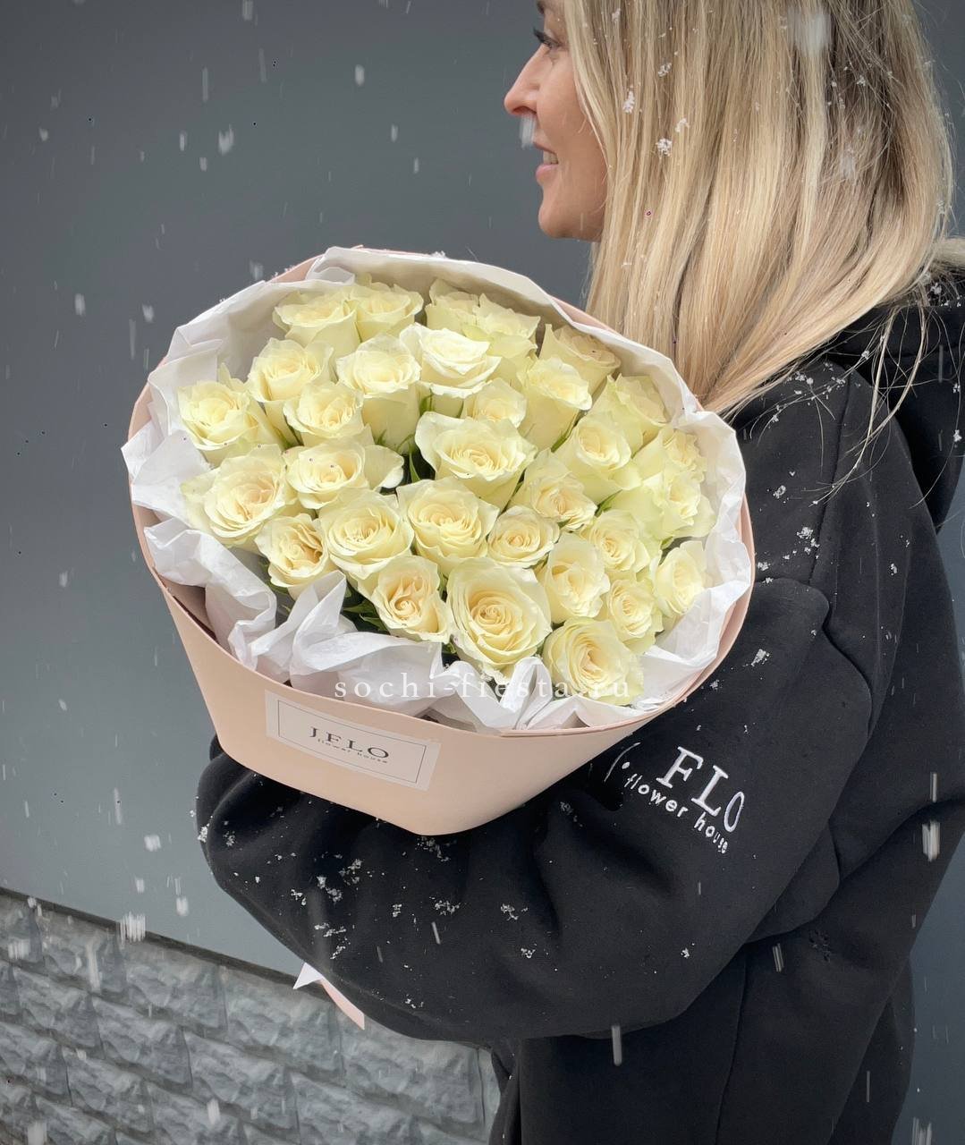 31 белая роза в оформлении в Москве