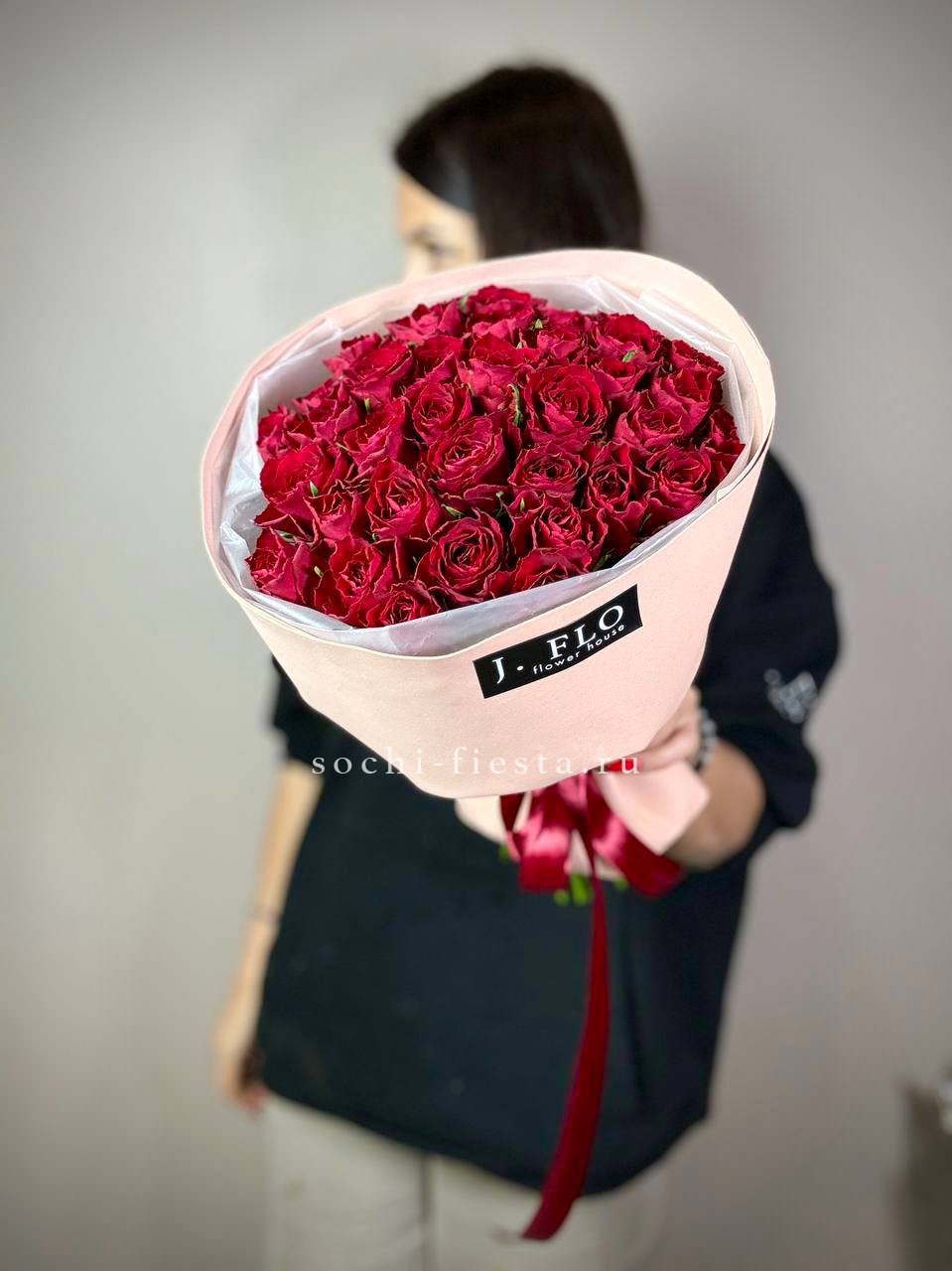 35 кенийских роз в Москве