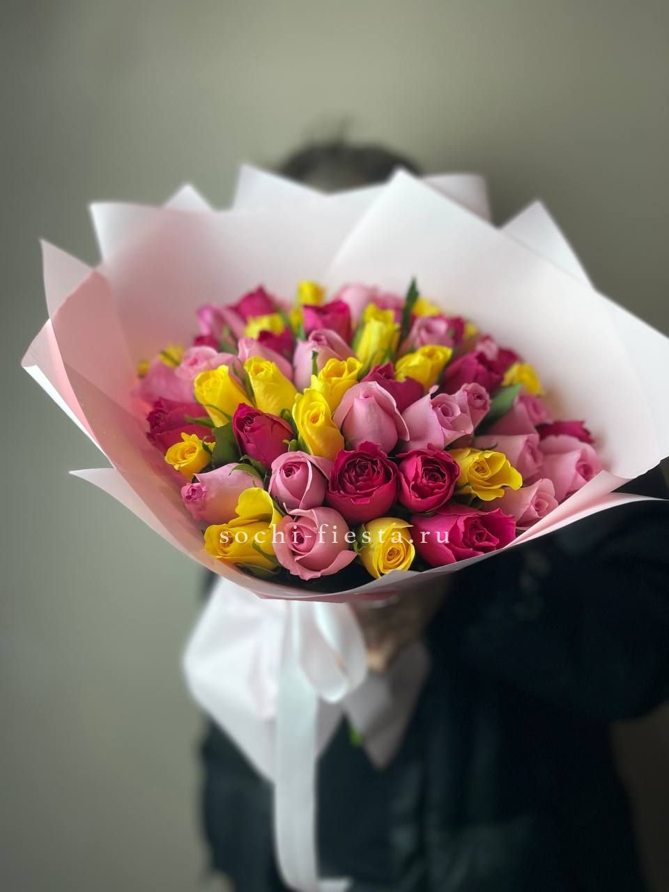 Букет из 51 розы Микс (Кения) в Москве