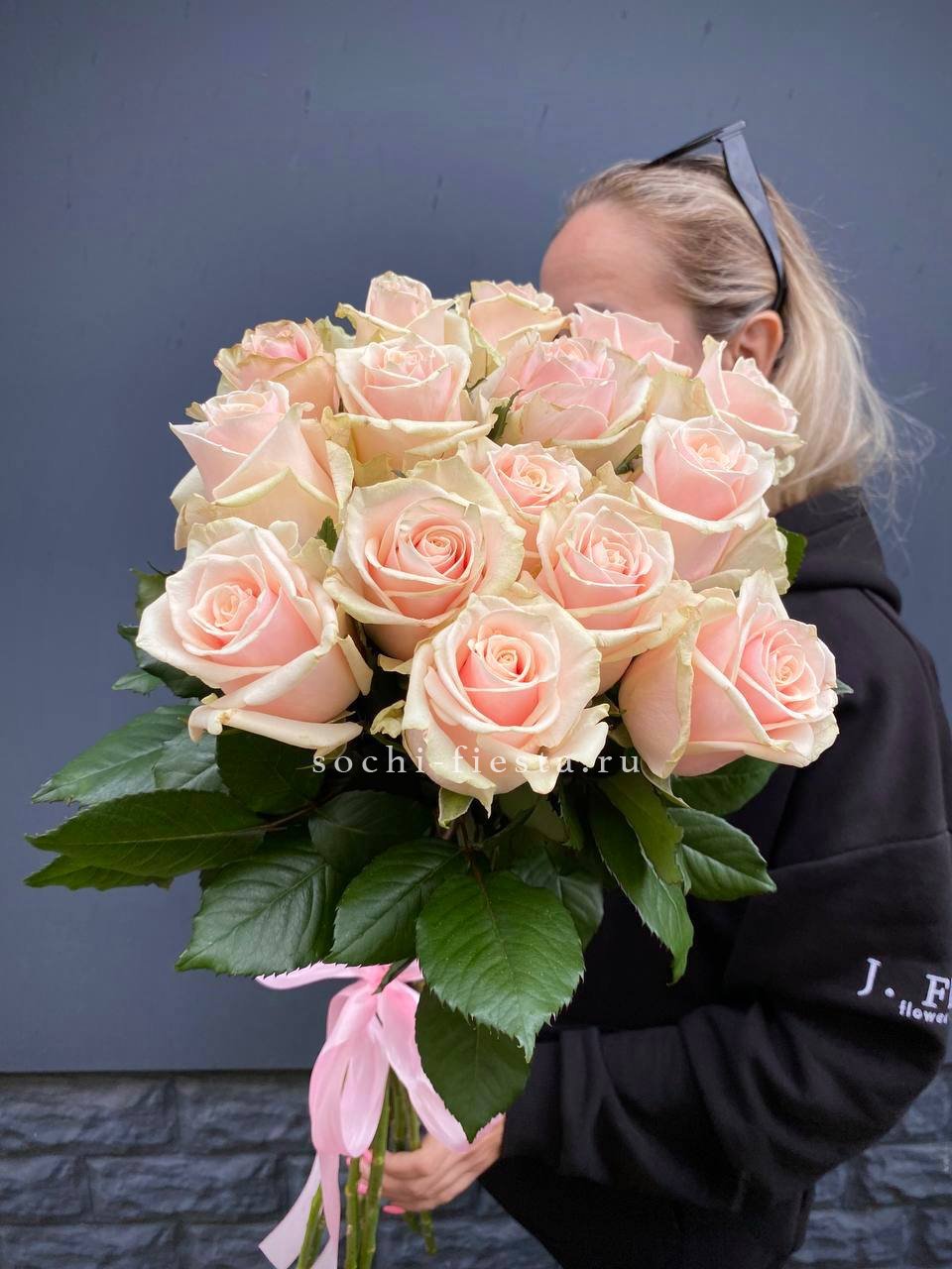 15  кремовых высоких роз с доставкой в Москве
