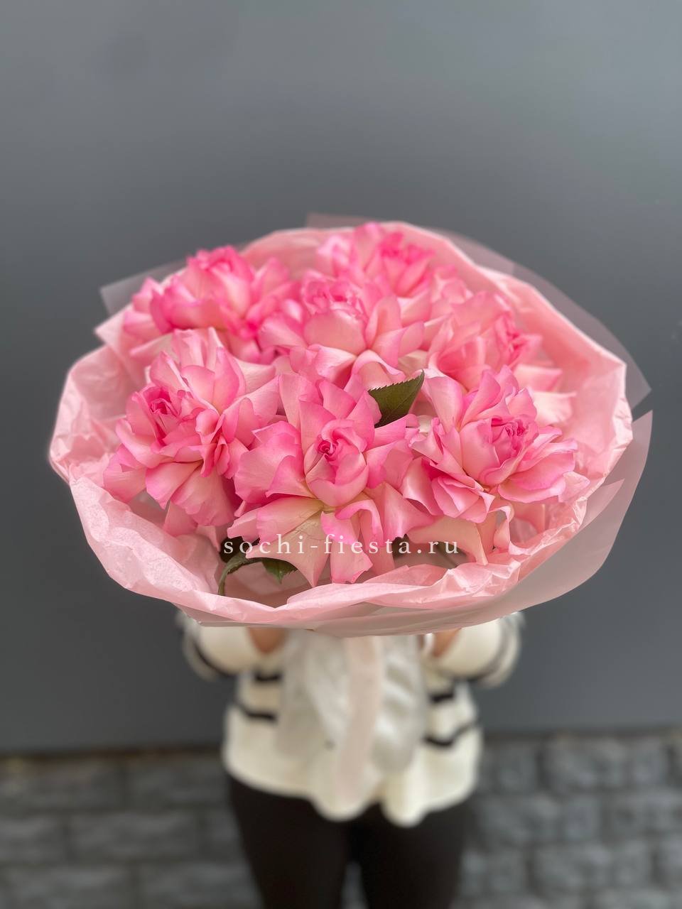 7 Роз Mondala  с доставкой в Москве