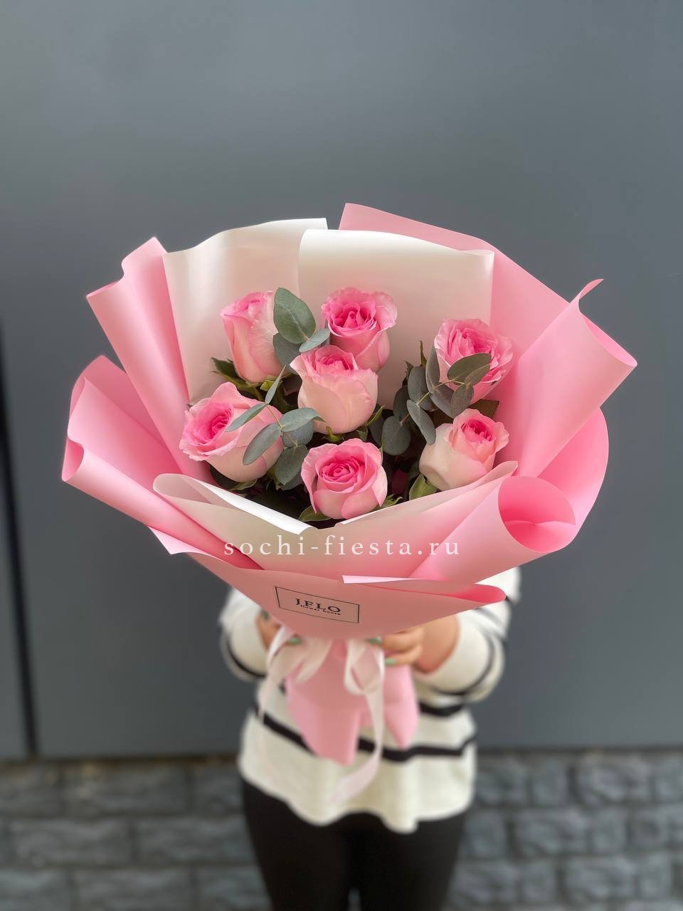 7 роз с эвкалиптом с доставкой в Москве