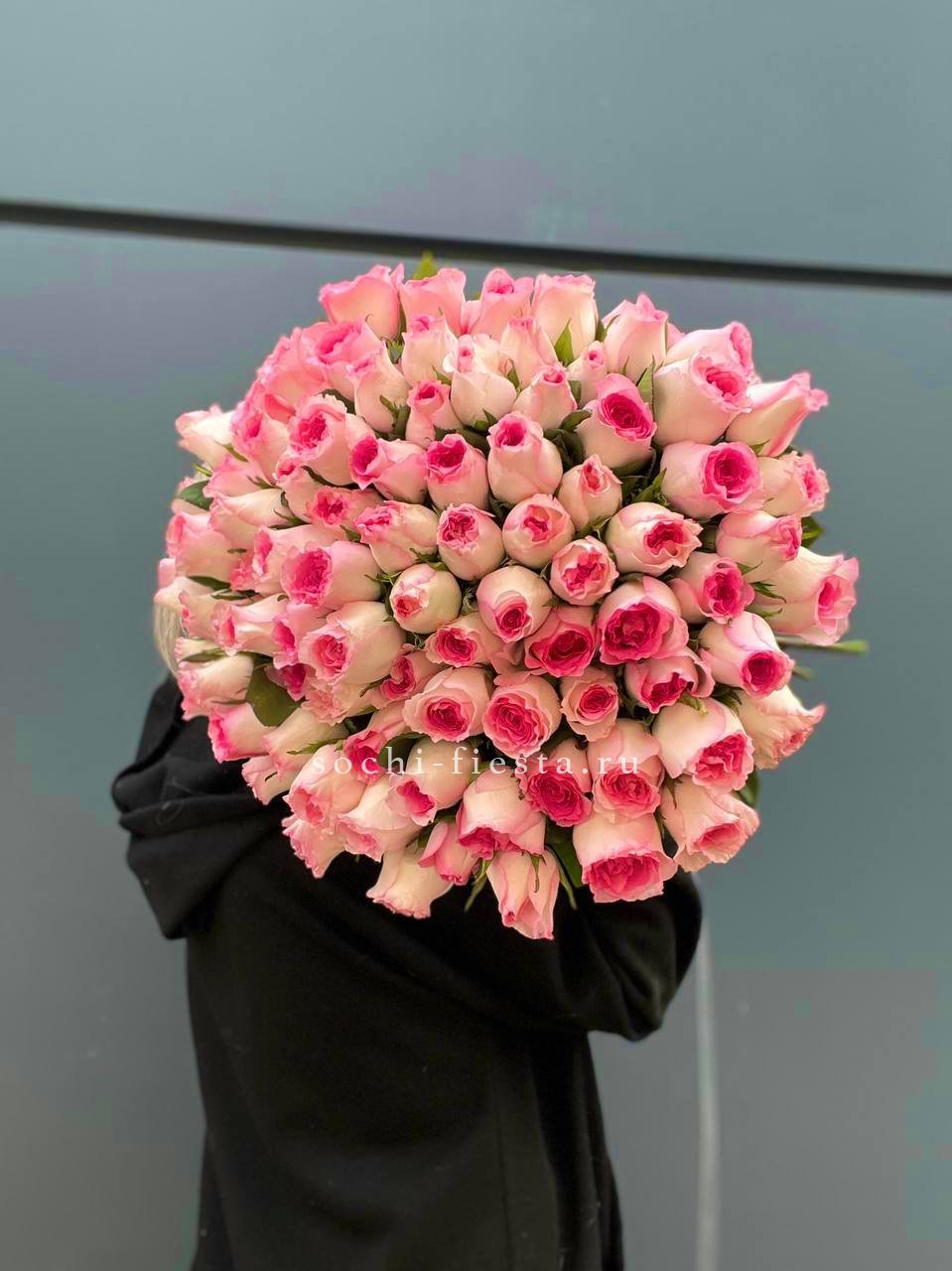 101 розовая роза в Москве