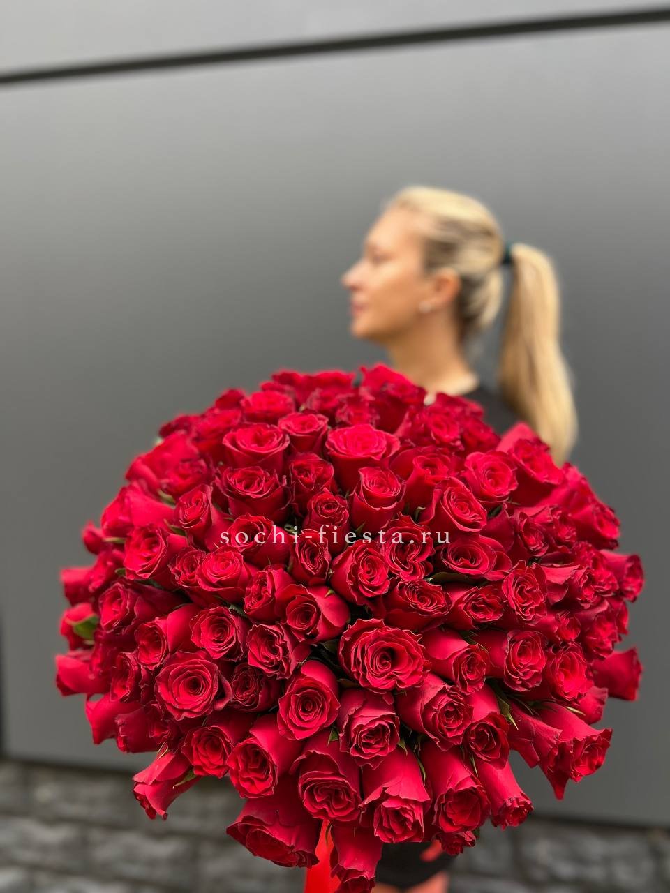 Охапка из 101 красной розы в Москве