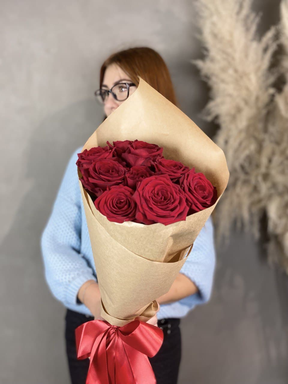 9 красных роз в крафте в Москве