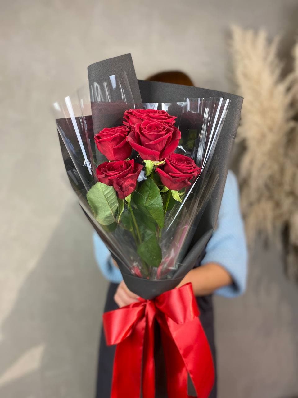 5 роз Red Naomi BLVCK в Москве