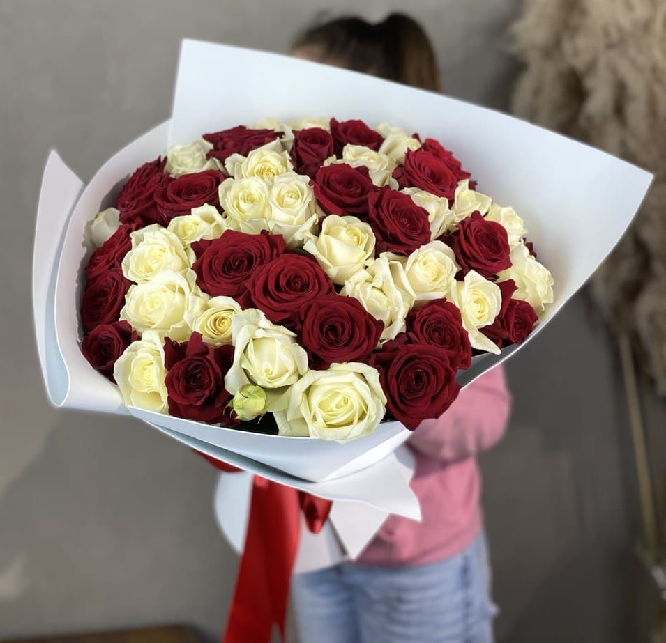 25 красных и белых роз в Москве