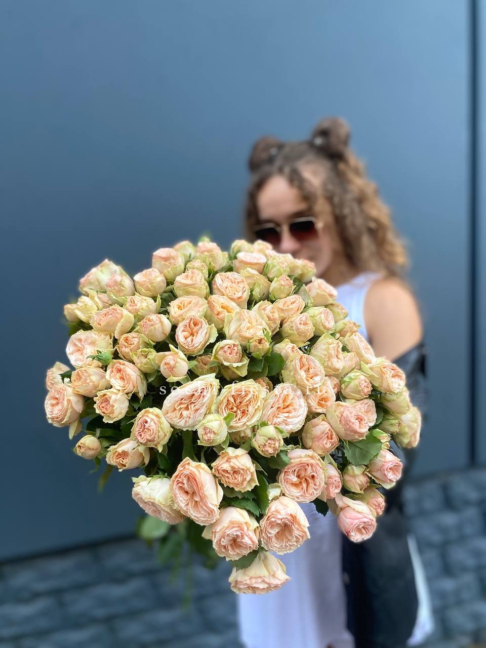 25 пионовидных роз в Москве