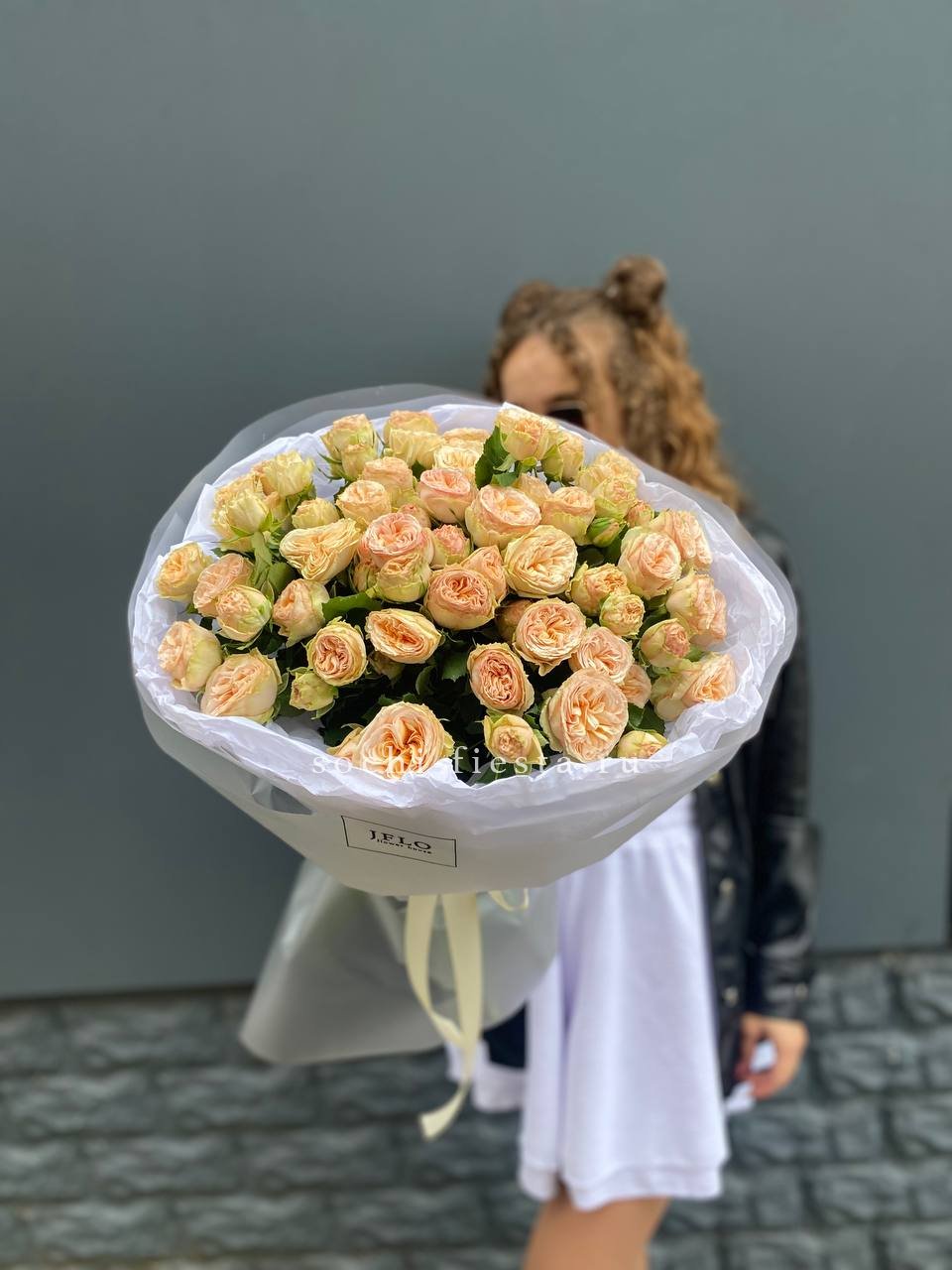 15 пионовидных роз в Москве