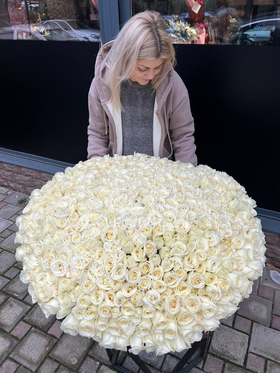 501 белая роза в корзине в Москве