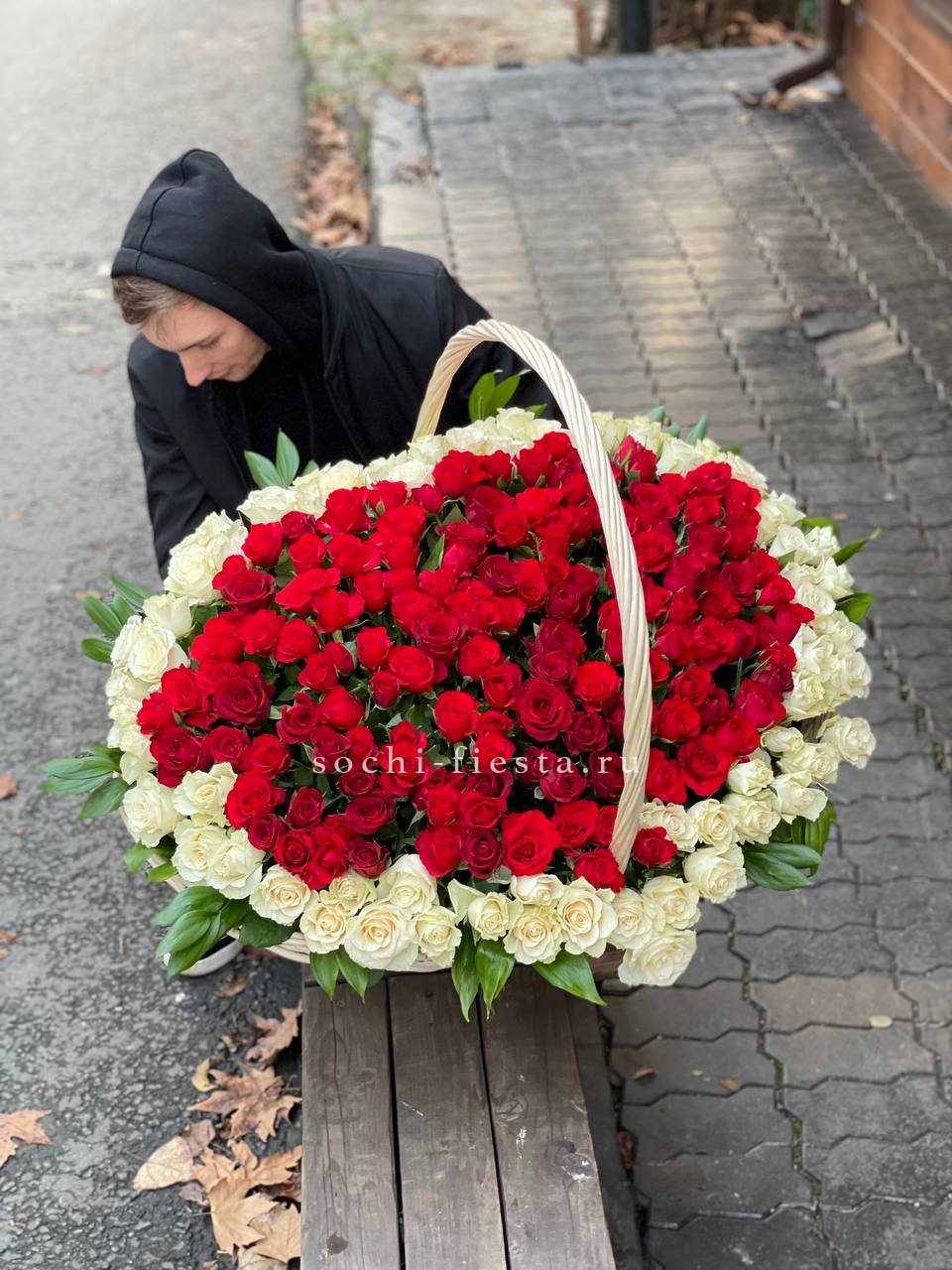 201  роза в корзине   в Москве