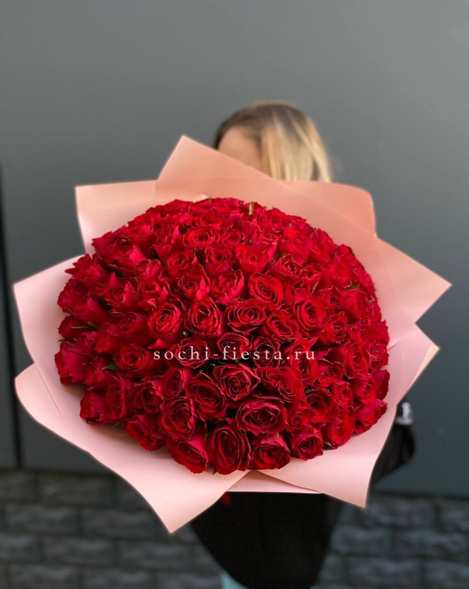 101 роза Madam Red в Москве