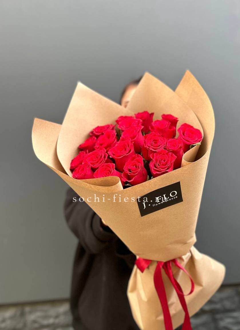 19 красных роз в крафте в Москве