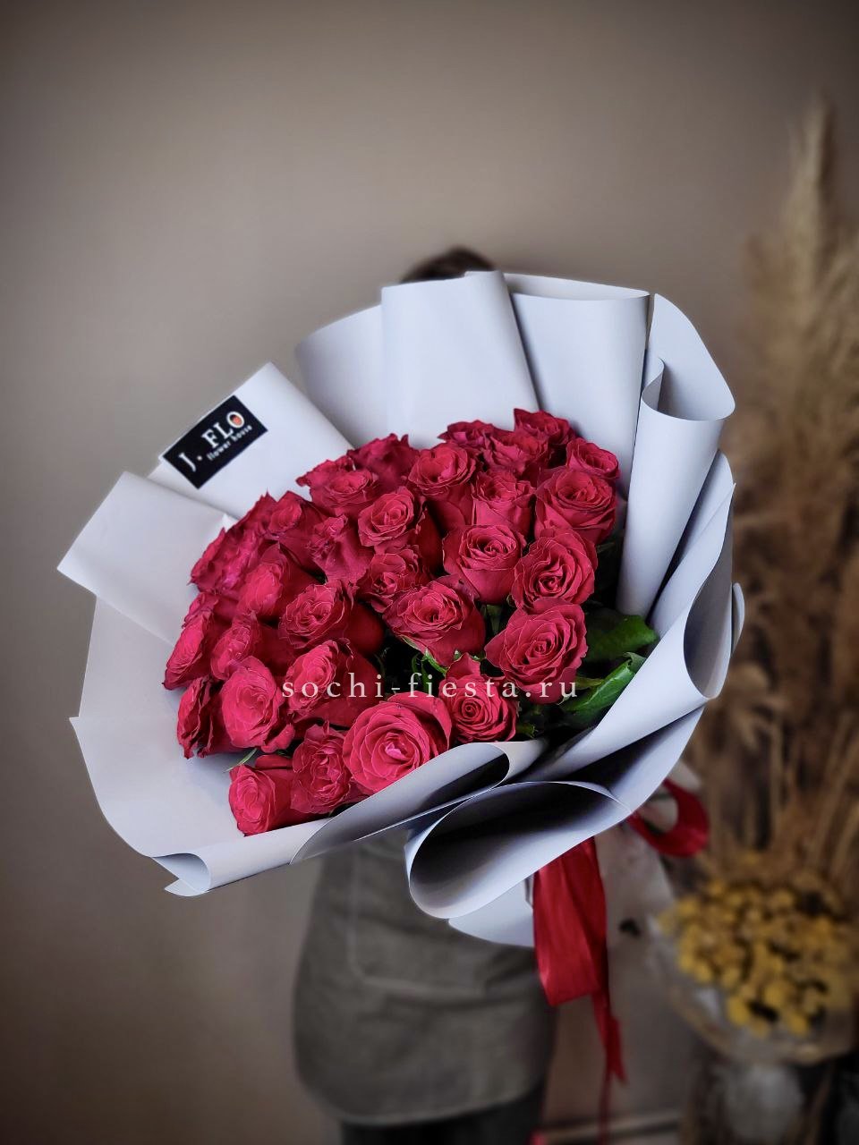 Красные розы 33 шт в Москве
