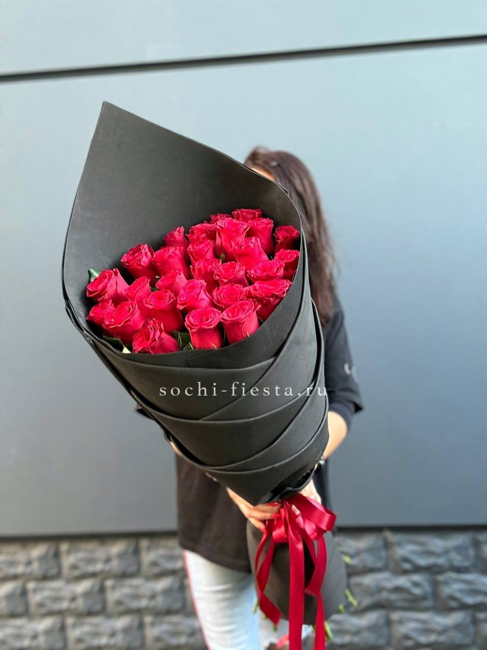 25 высоких красных роз в Москве