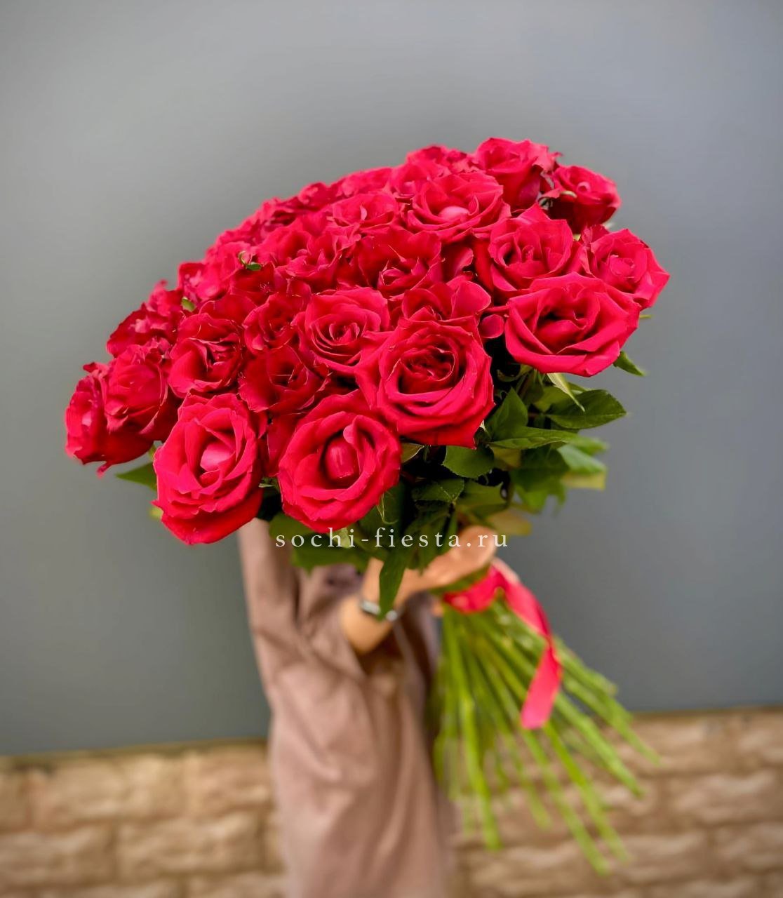 51 высокая красная роза в Москве