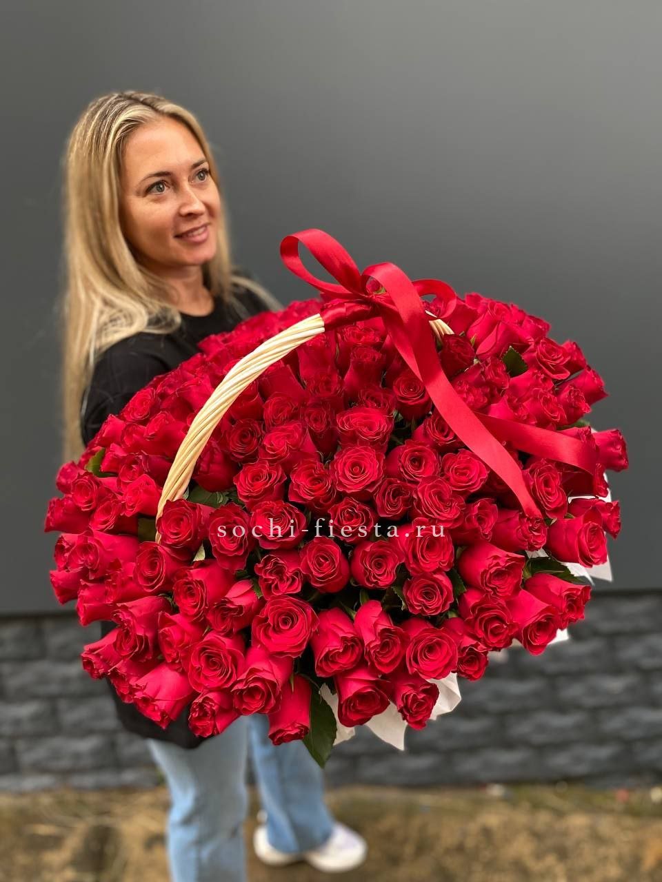 151 красная  роза в корзине в Москве