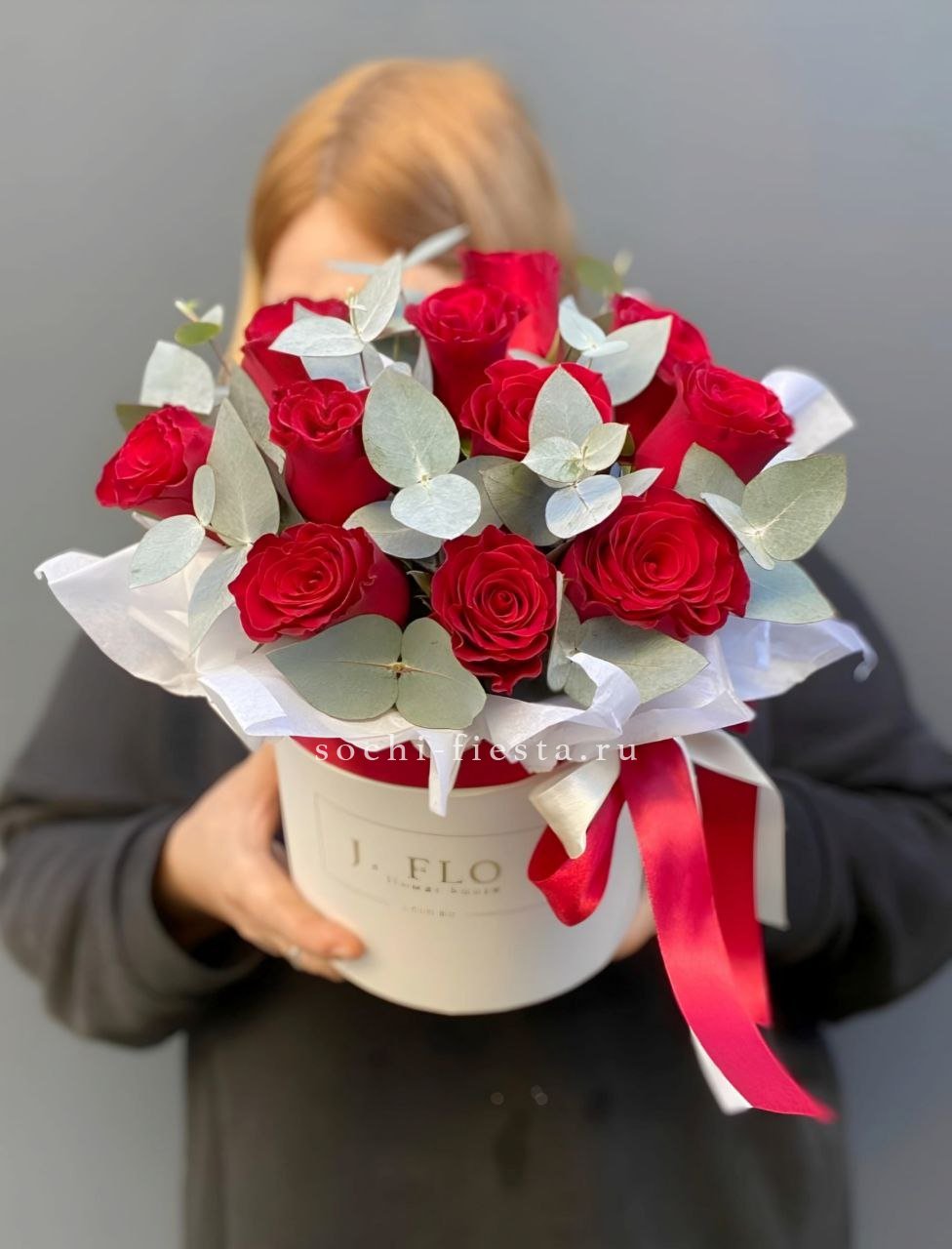 11 роз в шляпной коробке в Москве