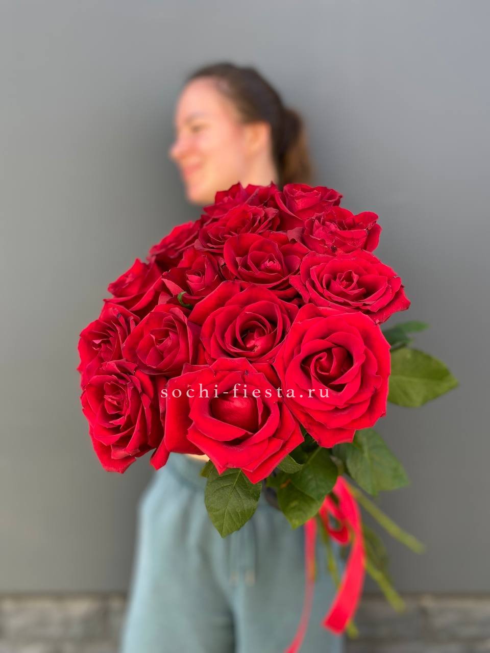 15 красных роз под ленту в Москве