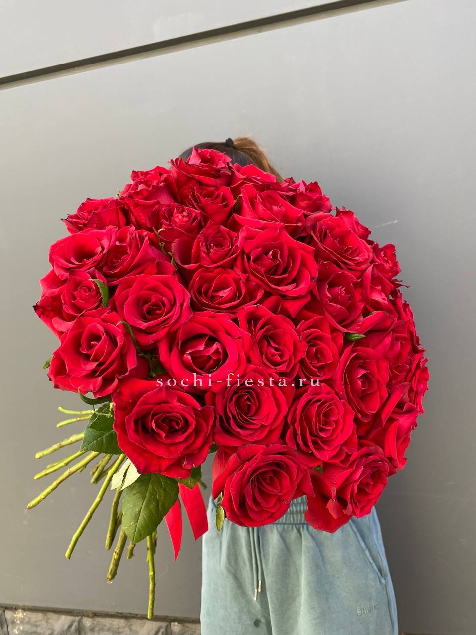 35 красных роз под ленту с доставкой в Москве