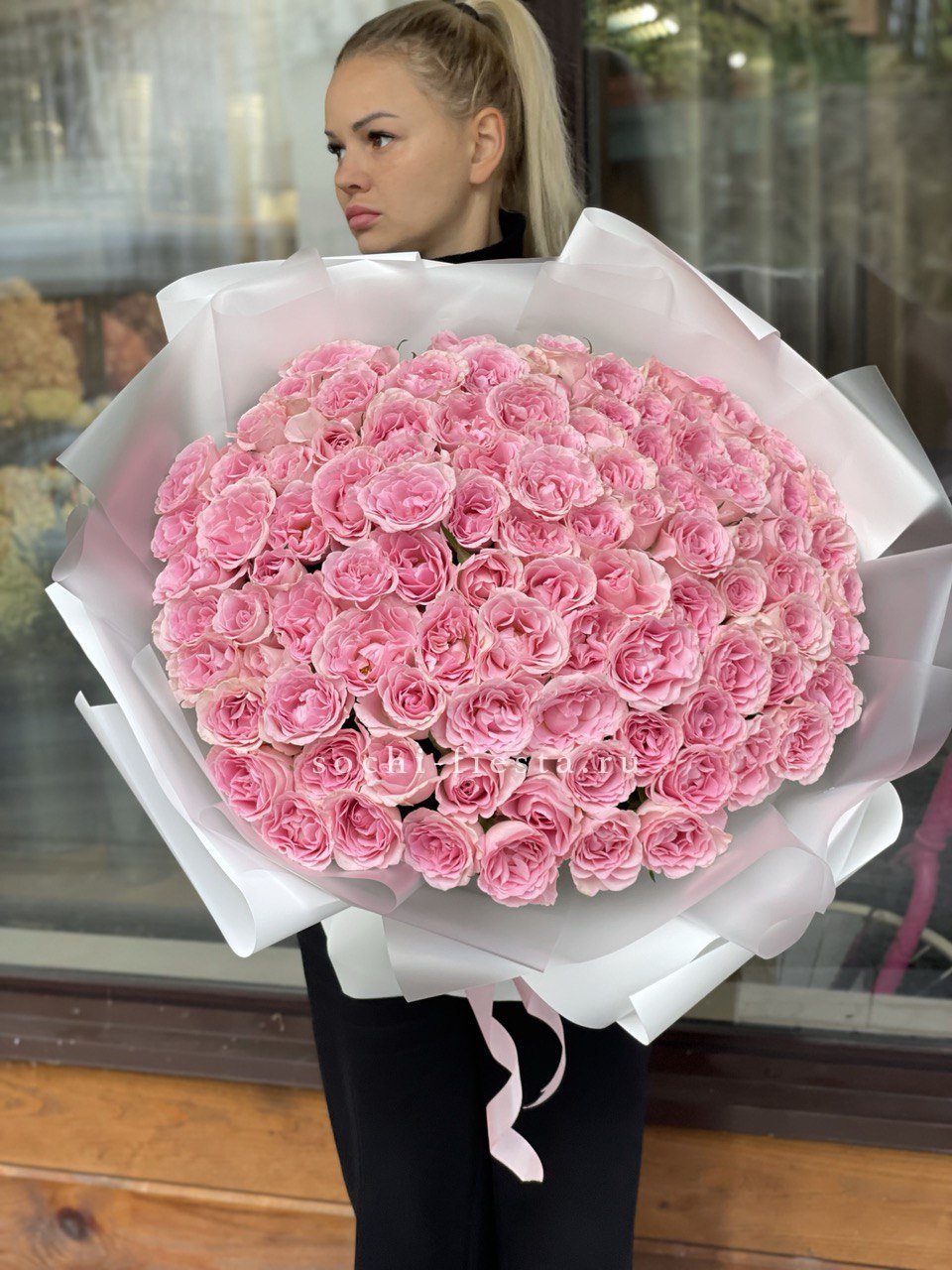 101 нежно-розовая роза в Москве