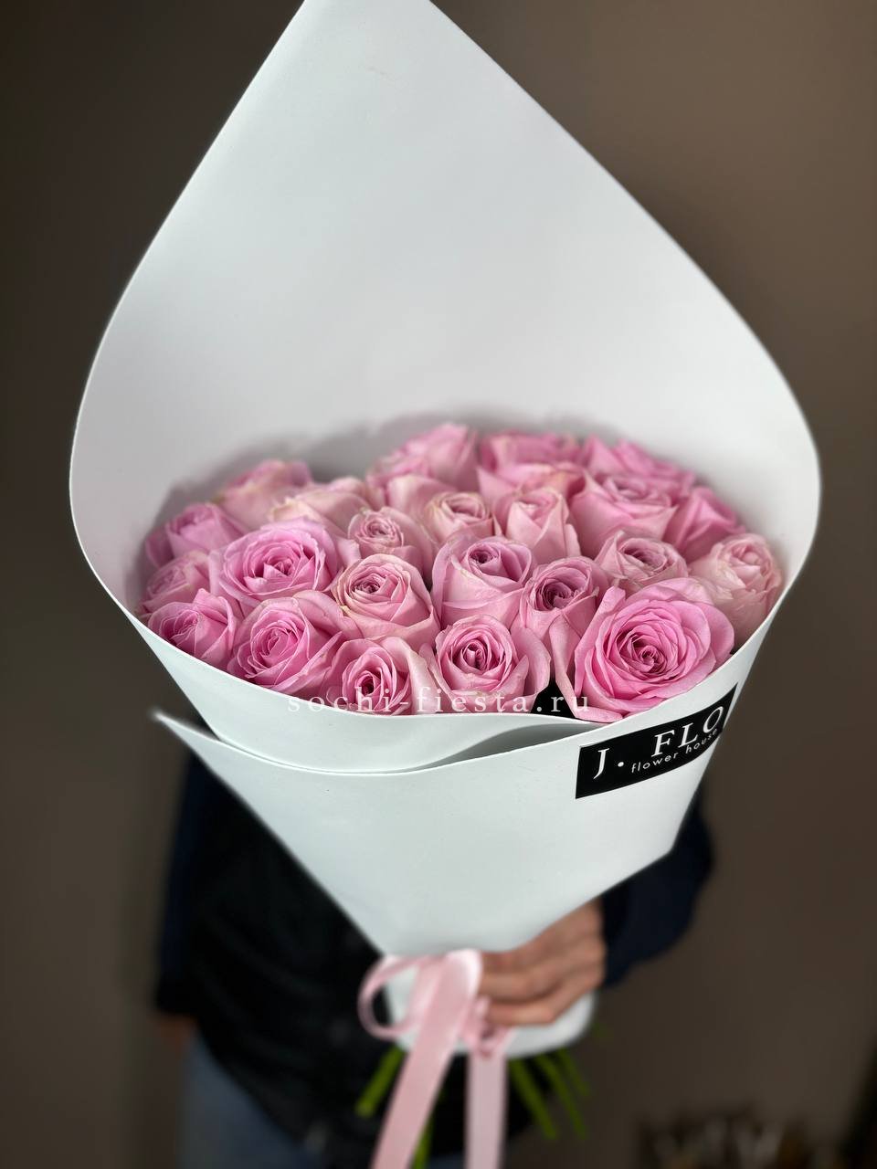 25 розовых роз в Москве