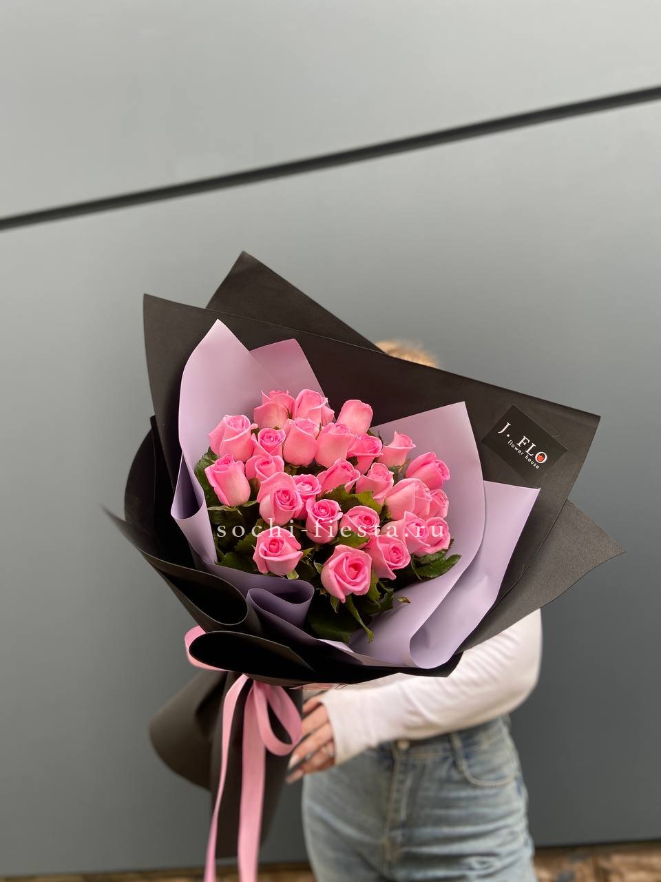 19 розовых роз BLVCK в Москве