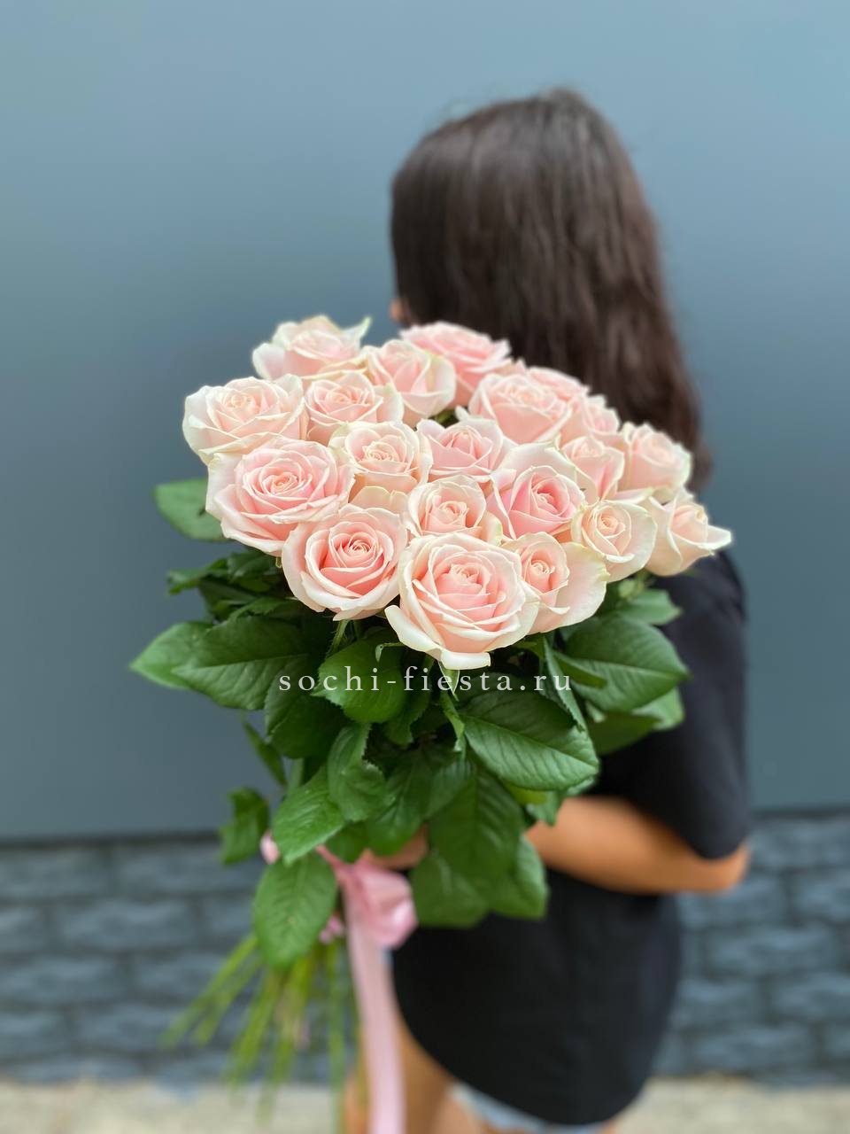 Высокие розовые розы в Москве