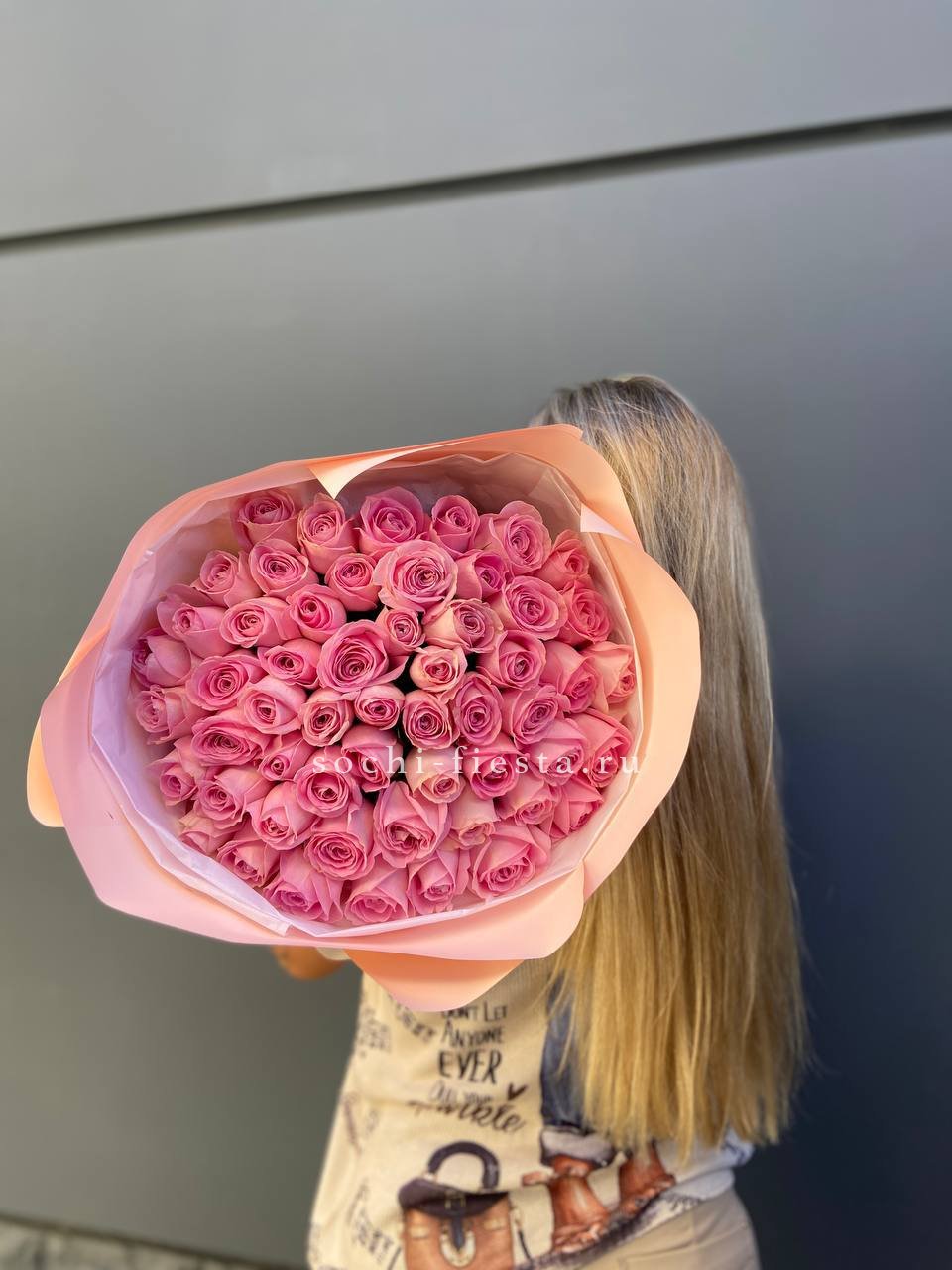 55 розовых роз с доставкой в Москве