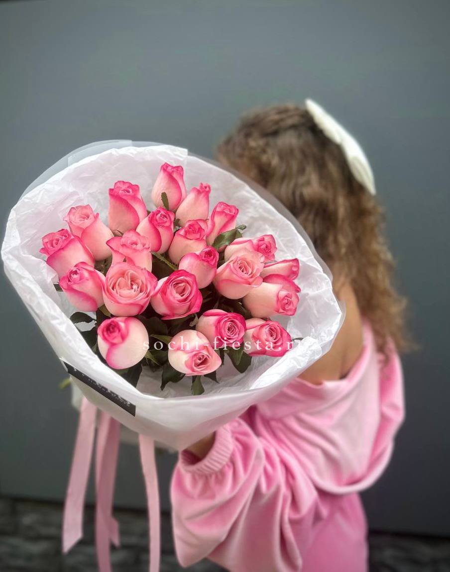 21 розовые розы Венди  в оформлении в Москве