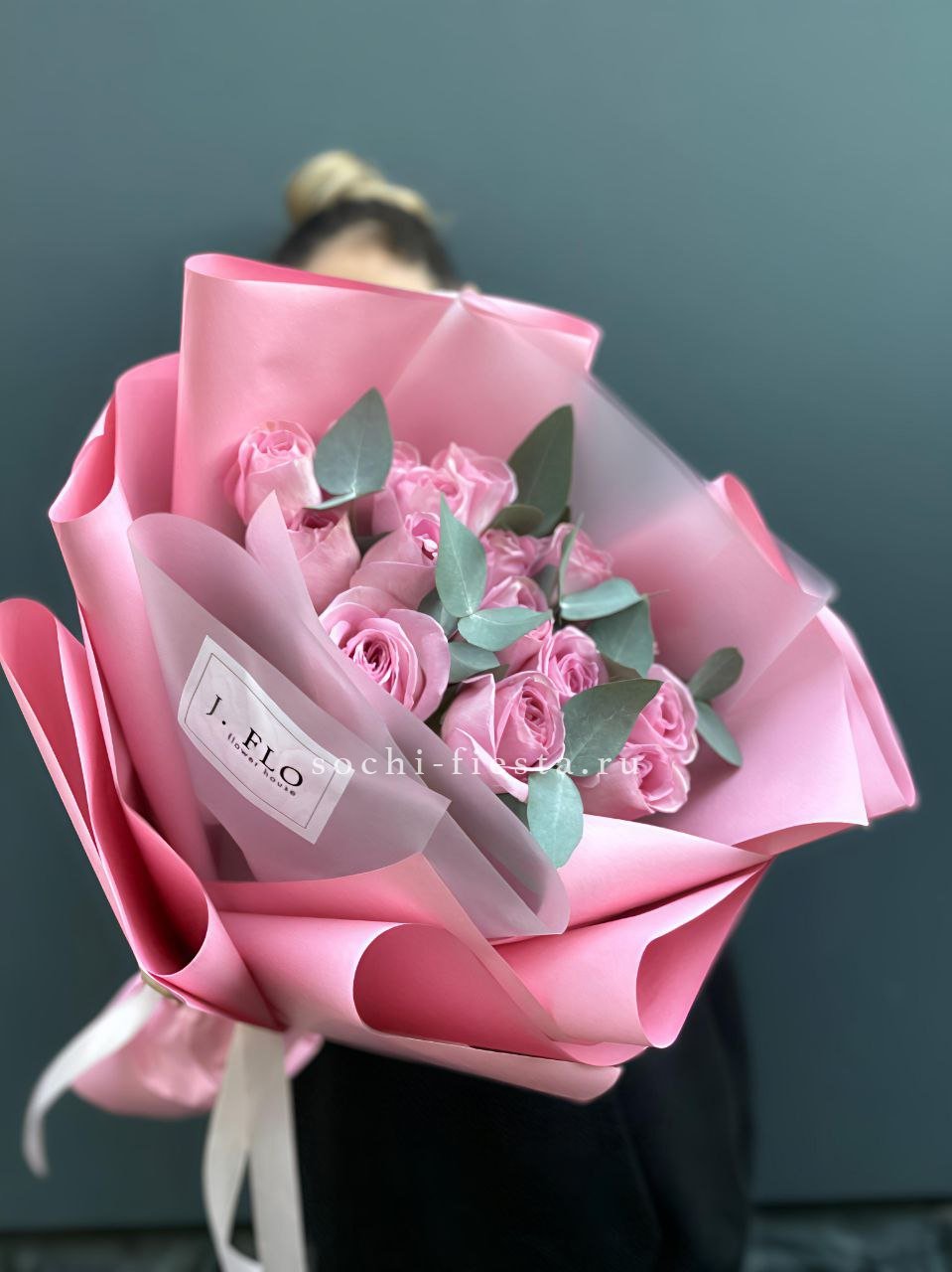 15 Розовых роз с эвкалиптом в Москве