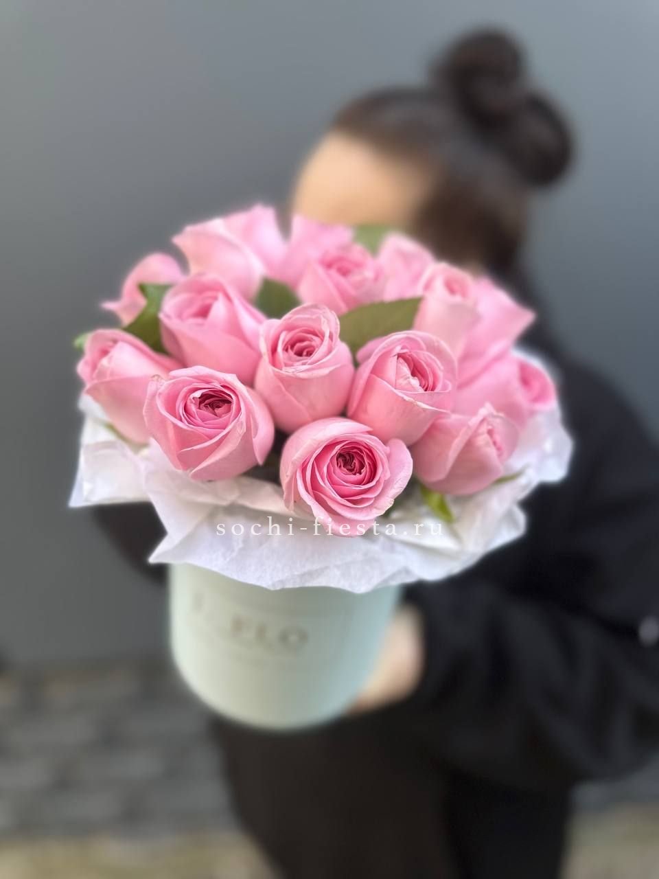 17 розовых роз в цилиндре в Москве