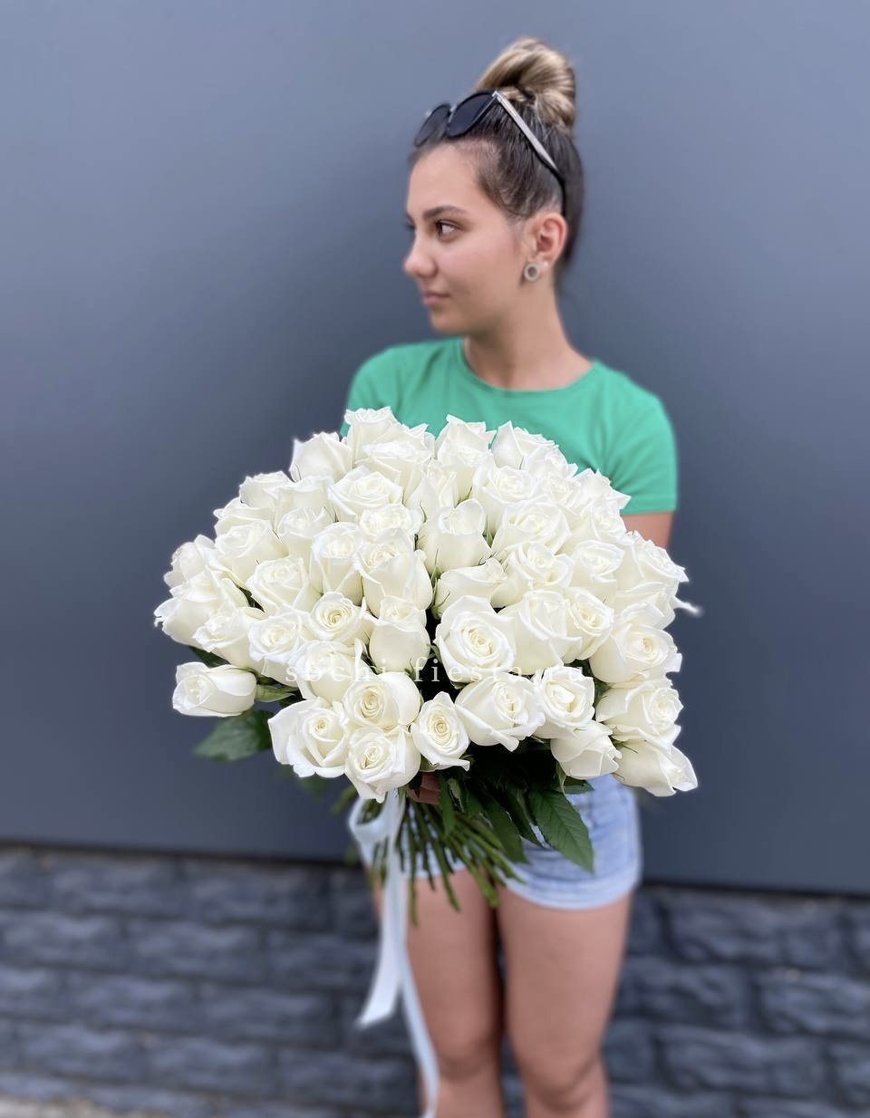 51 белая роза в Москве