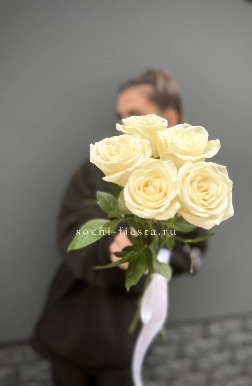 Букет 5 белых роз  в Москве