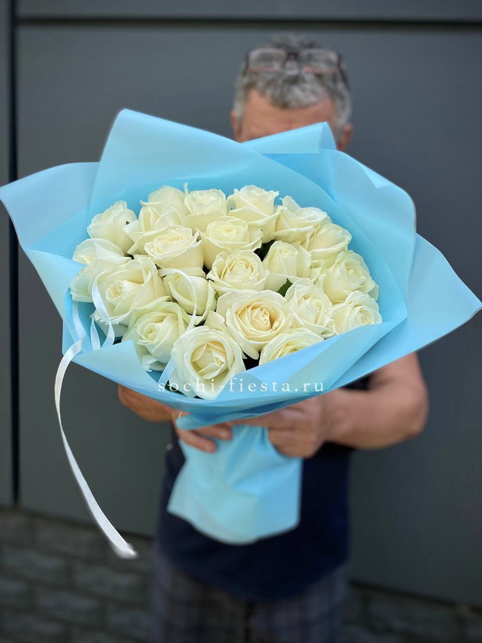 21 белая роза в Москве