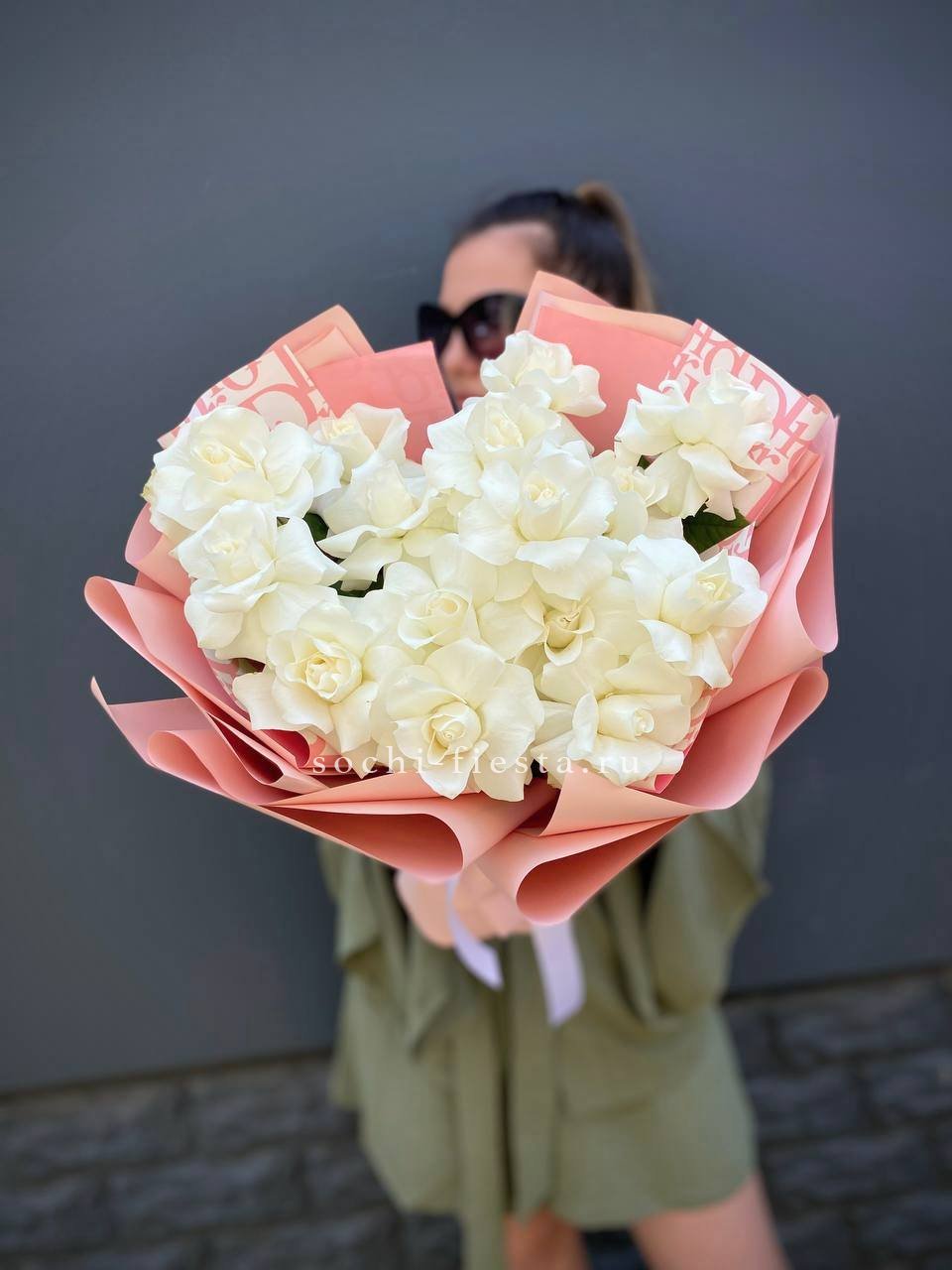 Белые розы "Amore" в Москве